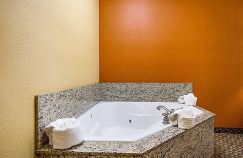 Opelousas Hotel | Cozy Quality Inn Opelousas: Pool, Restaurant & Breakfast