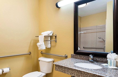 Opelousas Hotel | Cozy Quality Inn Opelousas: Pool, Restaurant & Breakfast