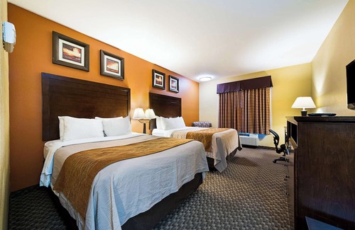 Opelousas Hotel | Cozy Quality Inn Opelousas: Pool, Restaurant & Breakfast