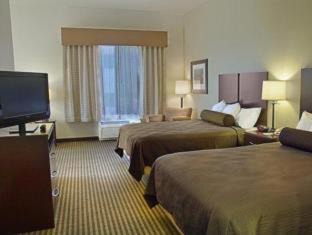 Phoenix Hotel | Inviting Legacy Inn & Suites with Pool and Hot Tub Access