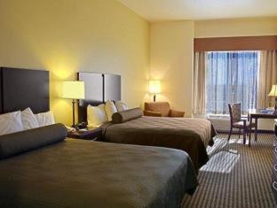 Phoenix Hotel | Inviting Legacy Inn & Suites with Pool and Hot Tub Access