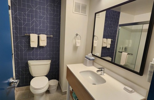 Rahway Hotel | Discover Comfort at Spark by Hilton Rahway with Pool & Dining