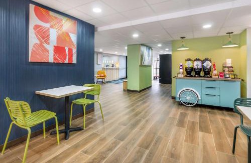 Roanoke Hotel | Budget-Friendly Stay at Rodeway Inn Roanoke Airport