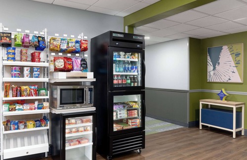 Fleming Hotel | Budget-Friendly Super 8 by Wyndham Savannah with Breakfast