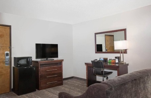 Springfield Hotel | Discover Gateway Inn & Suites: Family-Friendly Comfort