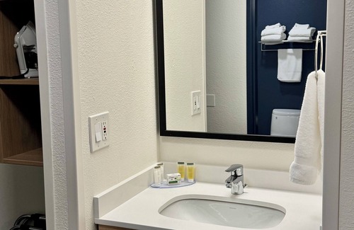 Springfield Hotel | Discover Gateway Inn & Suites: Family-Friendly Comfort