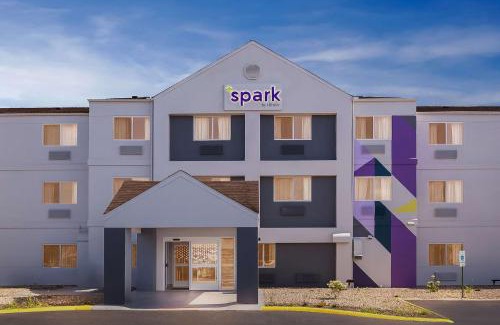 Springfield Hotel | Family-Friendly Spark by Hilton Springfield Southwest Getaway