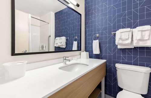 Springfield Hotel | Modern Comfort at Spark by Hilton Springfield Southwest