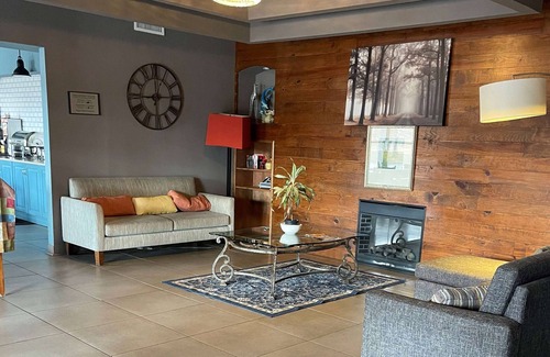 Sumter Hotel | Comfortable Stay at Baymont By Wyndham Sumter with Pool