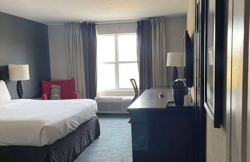 Sumter Hotel | Comfortable Stay at Baymont By Wyndham Sumter with Pool