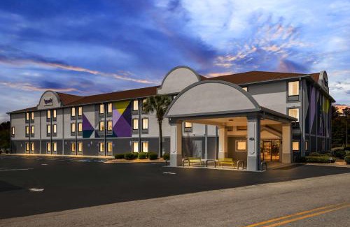 Tifton Hotel | Discover Spark By Hilton Tifton: Pet-Friendly & Poolside Retreat