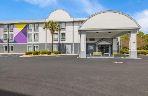 Tifton Hotel | Discover Spark By Hilton Tifton: Pet-Friendly & Poolside Retreat