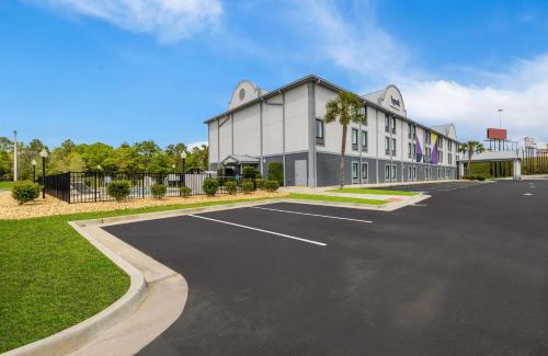 Tifton Hotel | Discover Spark By Hilton Tifton: Pet-Friendly & Poolside Retreat