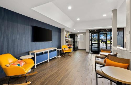 Tifton Hotel | Discover Spark By Hilton Tifton: Pet-Friendly & Poolside Retreat