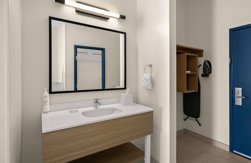 Tifton Hotel | Discover Spark by Hilton Tifton: Rated 9.2 with Pool & Dining