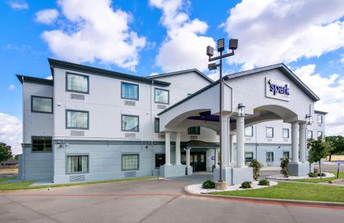 Wichita Falls Hotel | Nature Inn & Suites: Relaxing Retreat with Pool Access