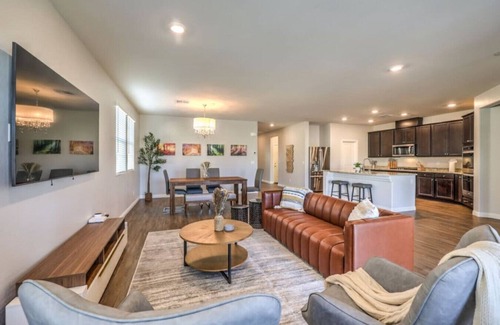 Henderson House | Inviting Poolside Retreat with Spa in Inspirada!