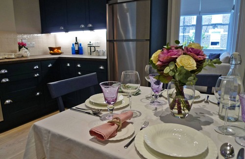 Addison Apartment | Bright Apartment Retreat in Kensington Olympia with Spa