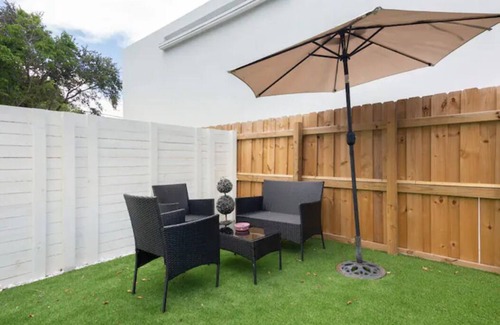 Seybold Apartment | Immaculate Guesthouse Near Wynwood & Art District - Rated 10/10