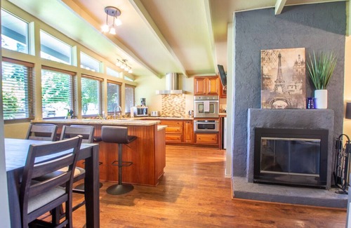Eugene House | Immaculate Mid Century Modern Home with Ocean View & Spa