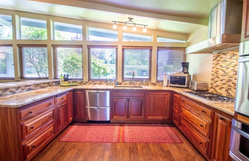 Eugene House | Immaculate Mid Century Modern Home with Ocean View & Spa