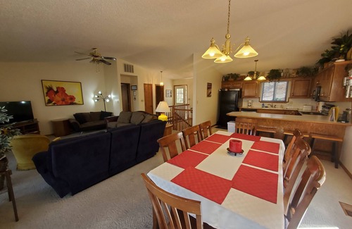 Lost Bridge Village House | Lakefront Escape: Family-Friendly with Pool & Marina Access