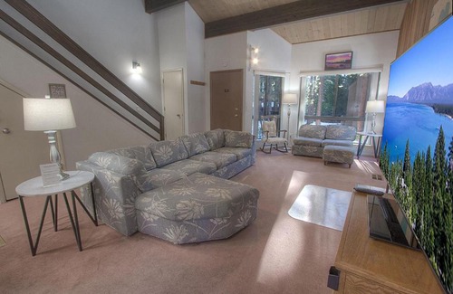 Incline Village Apartment | Experience Comfort at Sparrow's Nest Home with Pool & Hot Tub
