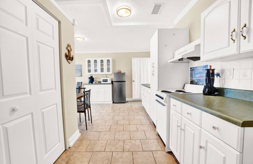 Lynn Haven House | Cozy Sparrow: Family-Friendly Stays with Kitchen and Breakfast