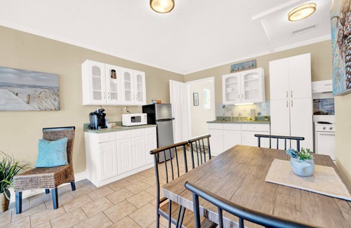 Lynn Haven House | Cozy Sparrow: Family-Friendly Stays with Kitchen and Breakfast
