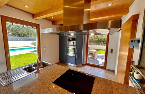 Vilanova I la Geltru House | Relax at Sparrow Villa with Pool & Spa in a Prime Area