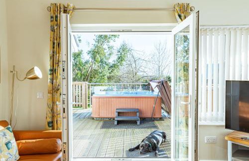 Newton Stewart Apartment | Cozy Sparrowhawk Cottage with Hot Tub & Family Friendly Perks