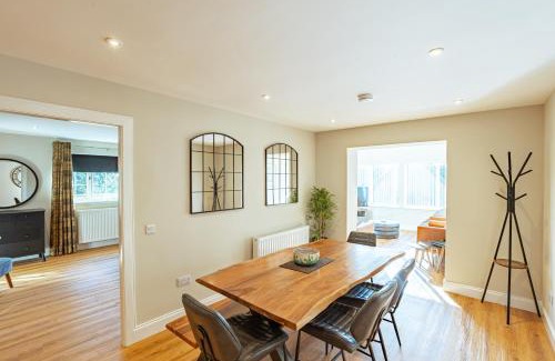Newton Stewart Apartment | Cozy Sparrowhawk Cottage with Hot Tub & Family Friendly Perks