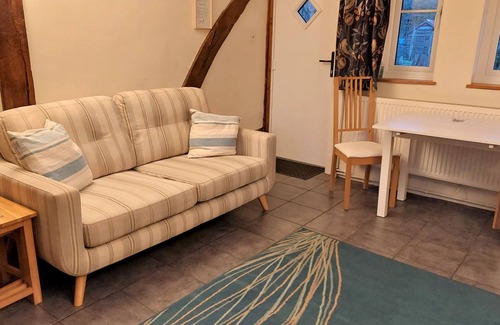 Hay-on-Wye Cottage | Cozy Sparrows Nest Cottage with Kitchen & Pet-Friendly Stay