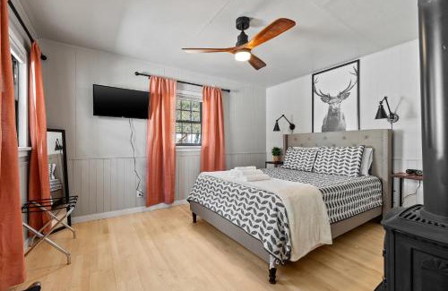 Spearfish House | Cozy Spearfish Cottages: Pet-Friendly with Hot Tub Access