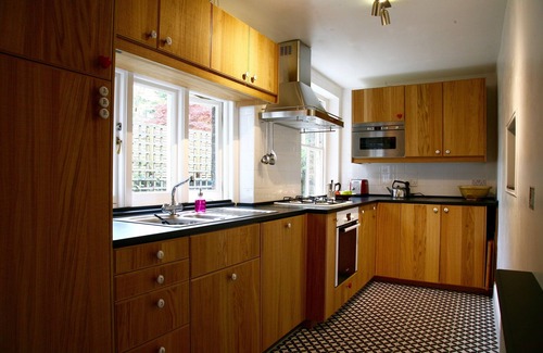Camden Town with Primrose Hill Apartment | Relaxing Garden Flat in Quiet Camden Town Retreat