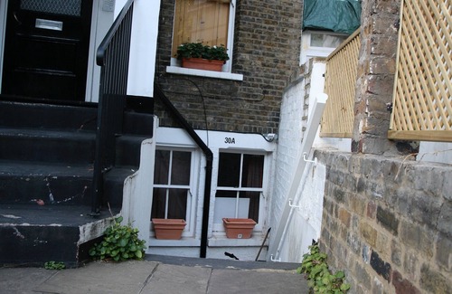 Camden Town with Primrose Hill Apartment | Relaxing Garden Flat in Quiet Camden Town Retreat