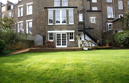 Camden Town with Primrose Hill Apartment | Relaxing Garden Flat in Quiet Camden Town Retreat