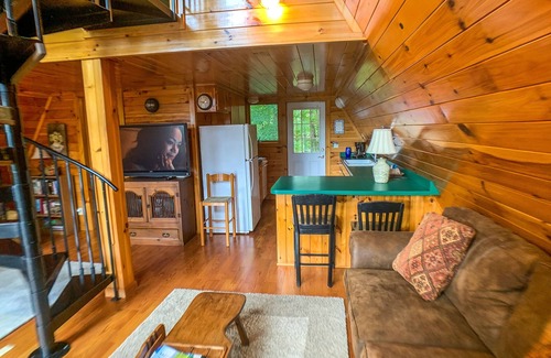 Lansing Cabin | Relax at Haven Ridge: Hot Tub, Mountain Views & Spa