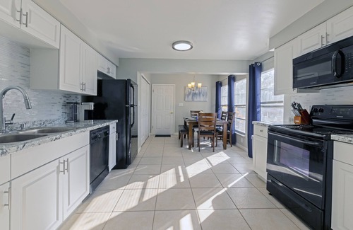 Apopka House | Discover The Blue Moon Escape: 9.8 Rated with Breakfast!