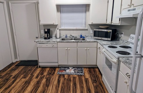 Calhoun House | Tranquil 2br Retreat with Pool and Family Amenities