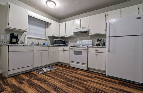 Calhoun House | Tranquil 2br Retreat with Pool and Family Amenities