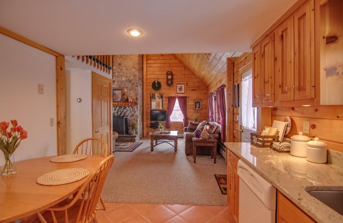North Woodstock Cabin | Unforgettable Romantic Getaway with Spa and Hot Tub