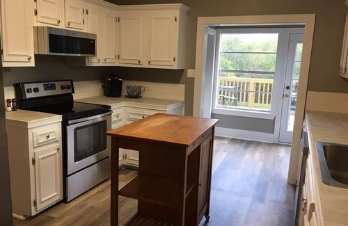 Hot Springs House | Charming 1920's Cottage with Lake View Near Oaklawn!