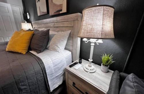 Bryant Ski Chalet | Cozy King Bed Retreat - Guest Rated 9/10, Pet Friendly