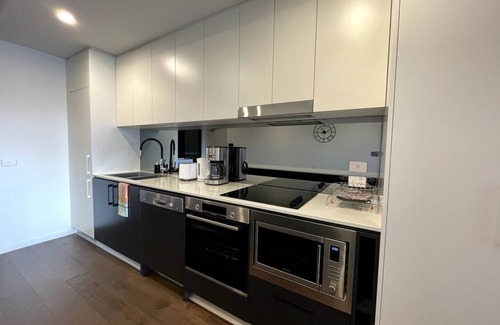 Kingston Apartment | Central Kingston Apartment: Family-Friendly & Highly Rated 9/10