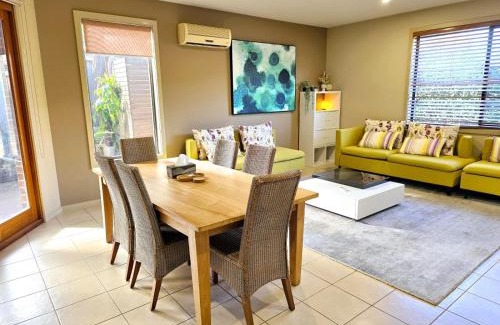 Williams Landing House | Spacious 5-Bedroom Home for Up to 15 Guests in Williams Landing