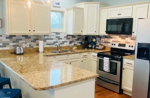 Jones Mills Condo | Scenic Retreat with Mountain Views & Pool at Lake Catherine