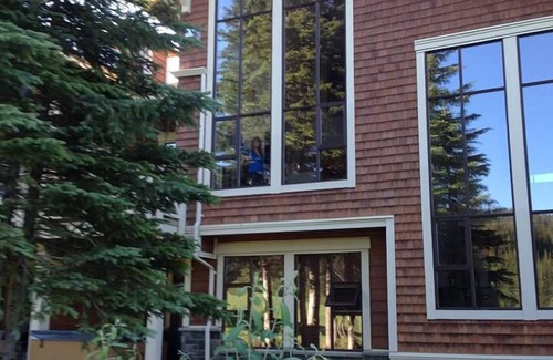 Sun Peaks Condo | Idyllic Ski-in/Ski-out 3 Bdrm Retreat with Hot Tub & Views