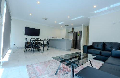 Brabham House | Impressive 3 Bedroom, 2 Bathroom Family Getaway