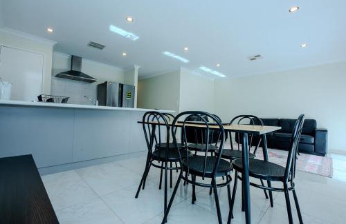 Brabham House | Impressive 3 Bedroom, 2 Bathroom Family Getaway